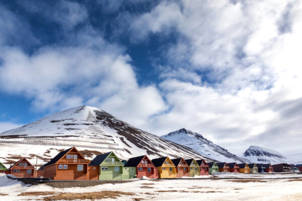 Row,Of,Colourful,Chalet,Houses,In,Longyearbyen,,Svalbard