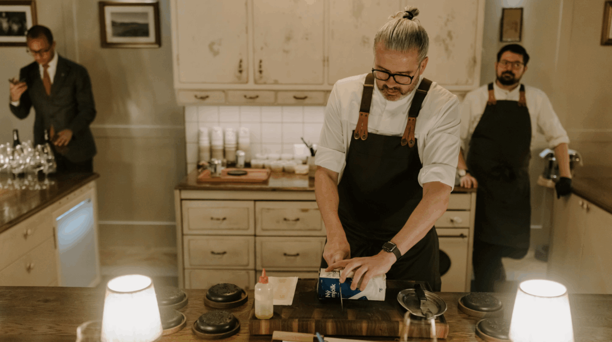 Chef-ul premiat Þráinn Freyr Vigfússon, proprietarul restaurantului ÓX, este surprins alături de o parte din echipa sa talentată. ©Heiðdís Photography