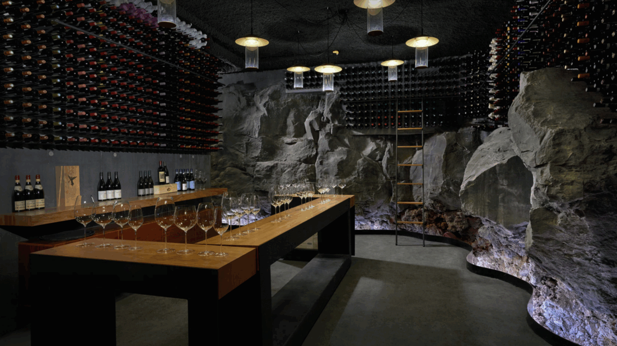 Degustarea de vinuri în eleganta cramă Retreat a restaurantului Moss este o adevărată călătorie senzorială sub Blue Lagoon.